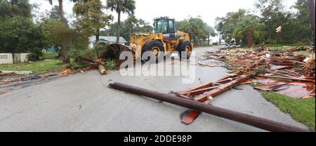 KEIN FILM, KEIN VIDEO, KEIN Fernsehen, KEINE DOKUMENTATION - Palm Bay Öffentliche Arbeiten bewegen Trümmer von einem Dach im zweiten Stock, das über einen zwei-Block-Bereich verstreut war, nachdem ein möglicher Tornado am Sonntag, 10. September, bei einer Palm Bay Point Unterteilung niedergeschlagen wurde, 2017 als Hurrikan Irma landunternahm im Bundesstaat Florida. Foto von Red Huber/Orlando Sentinel/TNS/ABACAPRESS.COM Stockfoto