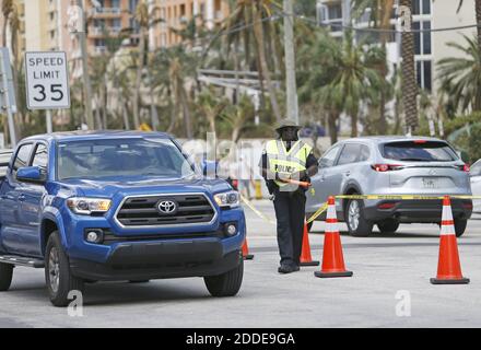 KEIN FILM, KEIN VIDEO, KEIN TV, KEIN DOKUMENTARFILM - Polizei von Sunny Isles Beach, die den Verkehr in der Collins Avenue in der Hurrikan Irma Nachwirkungen am Dienstag, 12. September 2017, in Sunny Isles Beach, FL, USA leitet Foto von David Santiago/El Nuevo Herald/TNS/ABACAPRESS.COM Stockfoto