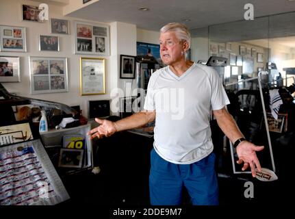 KEIN FILM, KEIN VIDEO, KEIN TV, KEIN DOKUMENTARFILM - der ehemalige Dolphins und University of Miami Fußballtrainer Jimmy Johnson steht am 14. September 2017 in seinem Erinnerungsraum unter Schock in Tavernier, FL, USA, nachdem Hurrikan Irma das Haus zerstört hat. Foto von Taimy Alvarez/Sun Sentinel/TNS/ABACAPRESS.COM Stockfoto