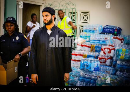 KEIN FILM, KEIN VIDEO, KEIN Fernsehen, KEIN DOKUMENTARFILM - von links verteilt Immam Sonntag, den 17. September 2017, Immam Sultan von der Islamischen Schule von Miami, Wasser an die Bewohner von Liberty City, die vom Hurrikan Irma betroffen sind, in der Masjid Al-Ansar Moschee in Miami, FL, USA. Foto von Zak Bennett/Miami Herald/TNS/ABACAPRESS.COM Stockfoto