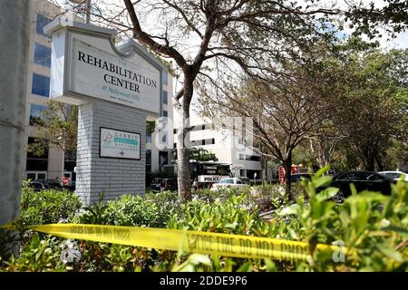 KEIN FILM, KEIN VIDEO, KEIN Fernsehen, KEINE DOKUMENTATION - die Polizei umgab das Rehabilitationszentrum in Hollywood Hills, das keine Klimaanlage hatte, nachdem Hurrikan Irma am 13. September 2017 in Hollywood, FL, USA, den Strom ausschaltete. Acht Menschen in einem Pflegeheim in Florida, das tagelang nach dem Hurrikan Irma ohne Strom blieb, sind gestorben. Die Polizei evakuierte am Mittwoch 115 Einwohner aus der Anlage, deren Klimaanlage durch den Sturm unterbrochen wurde. Broward County Mayor Barbara Sharief sagte, dass drei tot im Pflegeheim in der Stadt Hollywood gefunden wurden. Fünf weitere starben im Krankenhaus. Foto von John McCall, so Stockfoto