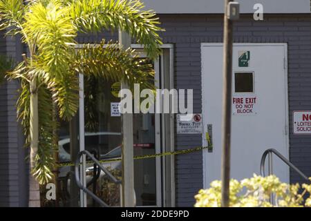 KEIN FILM, KEIN VIDEO, KEIN Fernsehen, KEINE DOKUMENTATION - die Polizei umgab das Rehabilitationszentrum in Hollywood Hills, das keine Klimaanlage hatte, nachdem Hurrikan Irma am 13. September 2017 in Hollywood, FL, USA, den Strom ausschaltete. Acht Menschen in einem Pflegeheim in Florida, das tagelang nach dem Hurrikan Irma ohne Strom blieb, sind gestorben. Die Polizei evakuierte am Mittwoch 115 Einwohner aus der Anlage, deren Klimaanlage durch den Sturm unterbrochen wurde. Broward County Mayor Barbara Sharief sagte, dass drei tot im Pflegeheim in der Stadt Hollywood gefunden wurden. Fünf weitere starben im Krankenhaus. Foto von John McCall, so Stockfoto