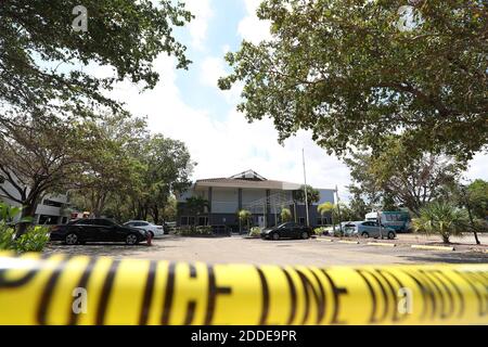 KEIN FILM, KEIN VIDEO, KEIN Fernsehen, KEINE DOKUMENTATION - die Polizei umgab das Rehabilitationszentrum in Hollywood Hills, das keine Klimaanlage hatte, nachdem Hurrikan Irma am 13. September 2017 in Hollywood, FL, USA, den Strom ausschaltete. Acht Menschen in einem Pflegeheim in Florida, das tagelang nach dem Hurrikan Irma ohne Strom blieb, sind gestorben. Die Polizei evakuierte am Mittwoch 115 Einwohner aus der Anlage, deren Klimaanlage durch den Sturm unterbrochen wurde. Broward County Mayor Barbara Sharief sagte, dass drei tot im Pflegeheim in der Stadt Hollywood gefunden wurden. Fünf weitere starben im Krankenhaus. Foto von John McCall, so Stockfoto