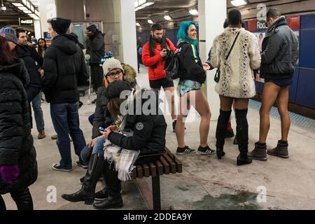 KEIN FILM, KEIN VIDEO, KEIN Fernsehen, KEIN DOKUMENTARFILM - die Leute warten darauf, am Sonntag, den 7. Januar 2018 in Chicago, IL, USA, in einen Zug der CTA Red Line ohne Hose zu steigen. Die jährliche No Pants Subway Fahrt beinhaltete eine Rundfahrt von der Loyola Station zur Roosevelt Station - keine Hosen erforderlich. Foto von Lou Foglia/Chicago Tribune/TNS/ABACAPRESS.COM Stockfoto