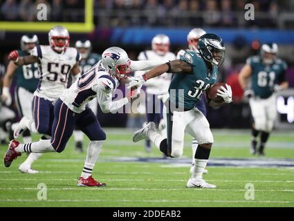 KEIN FILM, KEIN VIDEO, KEIN Fernsehen, KEIN DOKUMENTARFILM - Philadelphia Eagles läuft zurück Corey Clement (30) versucht, New England Patriots Defensive Back Duron Harmon LII zu entgehen Sonntag, 4. Februar 2018 in Minneapolis, Minn. Foto von Jerry holt/Minneapolis Star Tribune/TNS/ABACAPRESS.COM Stockfoto