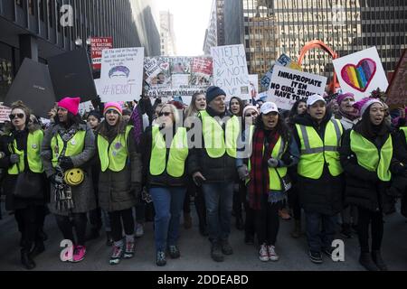 KEIN FILM, KEIN VIDEO, KEIN Fernsehen, KEIN DOKUMENTARFILM - Demonstranten marschieren am Samstag, den 20. Januar 2018, in der Nähe des Federal Plaza auf der Dearborn Street während des Women's March Chicago, IL, USA. Foto von Lou Foglia/Chicago Tribune/TNS/ABACAPRESS.COM Stockfoto