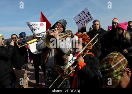 KEIN FILM, KEIN VIDEO, KEIN Fernsehen, KEIN DOKUMENTARFILM - EINE Blaskapelle spielt in der Menge der Protestierenden beim Women's March Chicago, IL, USA, am Samstag, 20. Januar 2018. Foto von Nancy Stone/Chicago Tribune/TNS/ABACAPRESS.COM Stockfoto