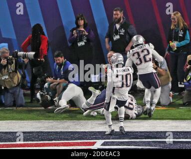 KEIN FILM, KEIN VIDEO, KEIN Fernsehen, KEINE DOKUMENTATION - Philadelphia Eagles läuft zurück Corey Clement (30), auf dem Boden links, stürzt aus der Endzone nach einem 22-Yard-Touchdown-Fang von Quarterback Nick Foles im dritten Quartal am Sonntag, 4. Februar, 2018 im U.S. Bank Stadium in Minneapolis, Minn. Verteidigend auf dem Spiel waren DuoIn Harmon (30), Devin McCourty (32) und Marquis Flowers (59) der New England Patriots. Foto von Brian Peterson/Minneapolis Star Tribune/TNS/ABACAPRESS.COM Stockfoto