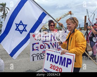 KEIN FILM, KEIN VIDEO, KEIN Fernsehen, KEIN DOKUMENTARFILM - Cindy Laveggeto, links, bei einer Versammlung von Unterstützern von Präsident Donald Trump in West Palm Beach, FL, USA, am Samstag, 20. Januar 2018. Foto von Anthony man/Sun Sentinel/TNS/ABACAPRESS.COM Stockfoto