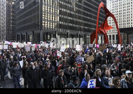 KEIN FILM, KEIN VIDEO, KEIN Fernsehen, KEIN DOKUMENTARFILM - Marchers drängen sich am Samstag, 20. Januar 2018, auf den Federal Plaza im Women's March Chicago, IL, USA. Foto von Lou Foglia/Chicago Tribune/TNS/ABACAPRESS.COM Stockfoto