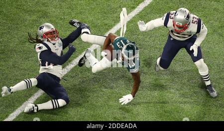 KEIN FILM, KEIN VIDEO, KEIN TV, KEIN DOKUMENTARFILM - Philadelphia Eagles Wide Receiver Nelson Agholor (13) fällt während der ersten Fahrt der Eagles nach vorne, als Stephon Gilmore, Left, und Kyle Van Noy am Sonntag, 4. Februar 2018 in Minneapolis, Minn verteidigen. Foto von Elizabeth Flores/Minneapolis Star Tribune/TNS/ABACAPRESS.COM Stockfoto