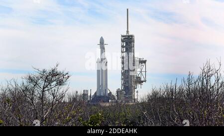 KEIN FILM, KEIN VIDEO, KEIN TV, KEINE DOKUMENTATION - SpaceX's Falcon heavy Rakete sitzt auf dem Launch Pad 39A in Cape Canaveral, FL, USA, Montag, 5. Februar 2018 bereit für den ersten Demonstrationstest, der für Dienstag Nachmittag um 13:30 Uhr geplant ist. Sie besteht aus drei Raketenanschubern, die mehr Schub erzeugen als jede andere jetzt fliegende Rakete. Foto von Red Huber/Orlando Sentinel/TNS/ABACAPRESS.COM Stockfoto