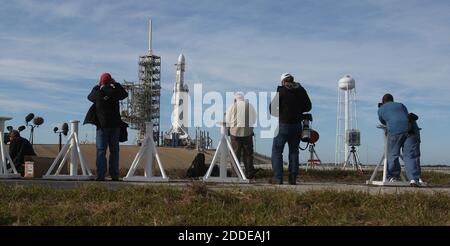 KEIN FILM, KEIN VIDEO, KEIN Fernsehen, KEINE DOKUMENTATION - Fotografen haben Fernkameras im Kennedy Space Center aufgestellt, als die schwere Falcon-Rakete von SpaceX auf dem Startfeld 39A in Cape Canaveral, FL, USA, Montag, 5. Februar, 2018 bereit für den ersten Teststart am Dienstagnachmittag um 13:30 Uhr. Foto von Red Huber/Orlando Sentinel/TNS/ABACAPRESS.COM Stockfoto