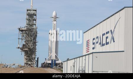 KEIN FILM, KEIN VIDEO, KEIN TV, KEINE DOKUMENTATION - SpaceX's Falcon heavy Rakete sitzt auf dem Launch Pad 39A in Cape Canaveral, FL, USA, Montag, 5. Februar 2018 bereit für den ersten Demonstrationstest, der für Dienstag Nachmittag um 13:30 Uhr geplant ist. Sie besteht aus drei Raketenanschubern, die mehr Schub erzeugen als jede andere jetzt fliegende Rakete. Foto von Red Huber/Orlando Sentinel/TNS/ABACAPRESS.COM Stockfoto