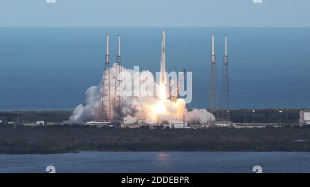 KEIN FILM, KEIN VIDEO, KEIN TV, KEINE DOKUMENTATION - EINE wiederverwendete SpaceX Falcon 9 Rakete explodiert ab 4:30 Uhr Montag, 2. April 2018 vom Launch Complex 40 in Cape Canaveral Air Force Station, Florida, mit Hilfsgütern, die von einer zuvor geflogenen Drachensonde an die Internationale Raumstation geliefert werden sollen. Foto von Red Huber/Orlando Sentinel/TNS/ABACAPRESS.COM Stockfoto