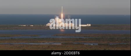 KEIN FILM, KEIN VIDEO, KEIN Fernsehen, KEINE DOKUMENTATION - EINE SpaceX Falcon 9 Rakete mit einer TESS-Raumsonde hebt am Mittwoch, 18. April 2018, vom Space Launch Complex 40 auf der Cape Canaveral Air Force Station in Florida, USA, ab. TESS, das für Transiting Exoplanet Survey Satellite steht, ist ein Teleskop/Kamera, das nach unentdeckten Welten um nahe gelegene Sterne jagen wird und Ziele liefert, in denen zukünftige Studien ihre Fähigkeit, Leben zu beherbergen, beurteilen werden, sagt NASA. Foto von Red Huber/Orlando Sentinel/TNS/ABACAPRESS.COM Stockfoto