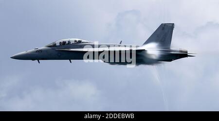 KEIN FILM, KEIN VIDEO, KEIN TV, KEIN DOKUMENTARFILM - ein F-18 Super Hornet tritt am Samstag, 5. Mai 2018, bei der Fort Lauderdale Air Show in Fort Lauderdale Beach, FL, USA auf. Foto von Mike Stocker/Sun-Sentinel/TNS/ABACAPRESS.COM Stockfoto