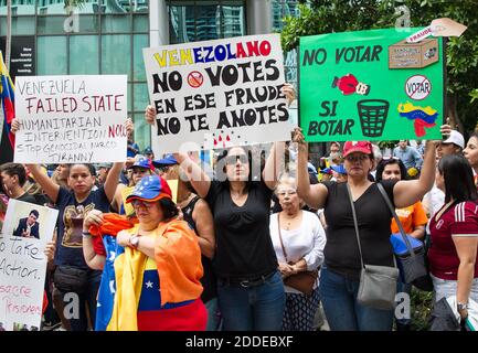 KEIN FILM, KEIN VIDEO, KEIN Fernsehen, KEIN DOKUMENTARFILM - Hunderte von venezolanischen Exilanten in Miami protestieren gegen die Präsidentschaftswahlen in Venezuela und vor allem gegen Nicolas Maduro am Sonntag, 20. Mai 2018 im venezolanischen Konsulat in Miami, FL, USA. Foto von C.M. Guerrero/Miami Herald/TNS/ABACAPRESS.COM Stockfoto