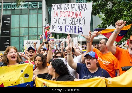 KEIN FILM, KEIN VIDEO, KEIN Fernsehen, KEIN DOKUMENTARFILM - Hunderte von venezolanischen Exilanten in Miami protestieren gegen die Präsidentschaftswahlen in Venezuela und vor allem gegen Nicolas Maduro am Sonntag, 20. Mai 2018 im venezolanischen Konsulat in Miami, FL, USA. Foto von C.M. Guerrero/Miami Herald/TNS/ABACAPRESS.COM Stockfoto