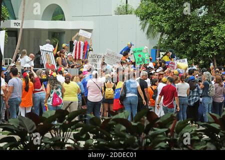 KEIN FILM, KEIN VIDEO, KEIN Fernsehen, KEIN DOKUMENTARFILM - Hunderte von venezolanischen Exilanten in Miami protestieren gegen die Präsidentschaftswahlen in Venezuela und vor allem gegen Nicolas Maduro am Sonntag, 20. Mai 2018 im venezolanischen Konsulat in Miami, FL, USA. Foto von C.M. Guerrero/Miami Herald/TNS/ABACAPRESS.COM Stockfoto
