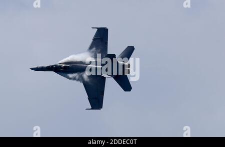 KEIN FILM, KEIN VIDEO, KEIN TV, KEIN DOKUMENTARFILM - ein F-18 Super Hornet tritt am Samstag, 5. Mai 2018, bei der Fort Lauderdale Air Show in Fort Lauderdale Beach, FL, USA auf. Foto von Mike Stocker/Sun-Sentinel/TNS/ABACAPRESS.COM Stockfoto