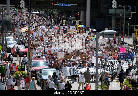 KEIN FILM, KEIN VIDEO, KEIN Fernsehen, KEIN DOKUMENTARFILM - Tausende marschieren am Samstag, den 30. Juni 2018, durch die Innenstadt von Minneapolis, MN, USA, um gegen die Einwanderungspolitik der Trump-Regierung zu demonstrieren. Foto von Aaron Lavinsky/Minneapolis Star Tribune/TNS/ABACAPRESS.COM Stockfoto