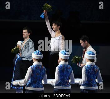 KEIN FILM, KEIN VIDEO, KEIN TV, KEINE DOKUMENTATION - Datei Foto - Yuzuru Hanyu (Mitte), aus Japan, feiert nach dem Gewinn der Goldmedaille im Männer Eiskunstlauf im Eisberg Skating Palace während der Olympischen Winterspiele in Sotschi, Russland, Freitag, 14. Februar 2014. Patrick Chan aus Kanada (links) gewann die Silbermedaille und Denis Ten (rechts) gewann die Bronze. Olympiateilnehmer Denis Ten, 25, wurde am Donnerstag in Almaty, Kasachstan, erstochen. Zehn, die eine Bronzemedaille bei den Olympischen Spielen 2014 in Sotschi verdient und war ein zweimal Weltmedallist, starb an Stichverletzungen, nachdem sie Diebe konfrontiert wurden, die h stehlen Stockfoto