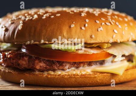 Hausgemachter Burger oder Hamburger mit saftigem Fleisch, Käse und Gemüse, Fast Food. Stockfoto