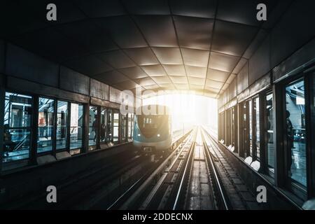 Dubai U-Bahn auf Schienen an U-Bahn-Plattform-Station. Berühmte U-Bahn im Freien. Stockfoto