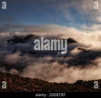 Kerry Mountains in epischen Lichtverhältnissen mit Wolken und Schatten Stockfoto