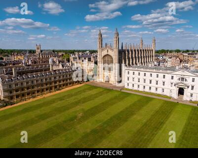 Luftdrohnenaufnahme des King's College Cambridge in England. King's College ist ein konstituierendes College der University of Cambridge. Stockfoto