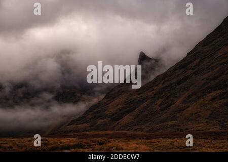 Kerry Mountains in epischen Lichtverhältnissen mit Wolken und Schatten Stockfoto