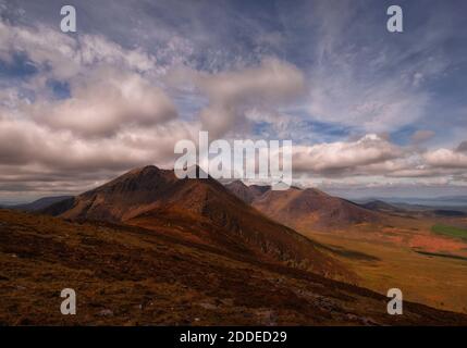 Kerry Mountains in epischen Lichtverhältnissen mit Wolken und Schatten Stockfoto