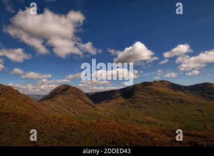 Kerry Mountains in epischen Lichtverhältnissen mit Wolken und Schatten Stockfoto