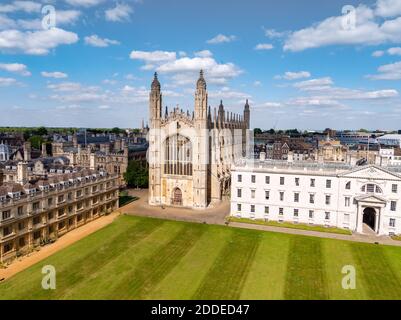 Luftdrohnenaufnahme des King's College Cambridge in England. King's College ist ein konstituierendes College der University of Cambridge. Stockfoto