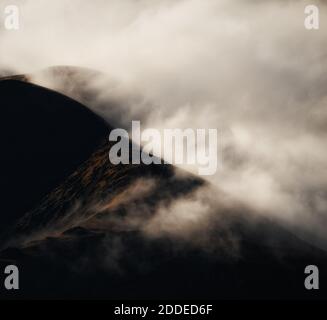 Kerry Mountains in epischen Lichtverhältnissen mit Wolken und Schatten Stockfoto