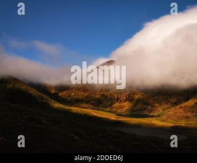 Kerry Mountains in epischen Lichtverhältnissen mit Wolken und Schatten Stockfoto