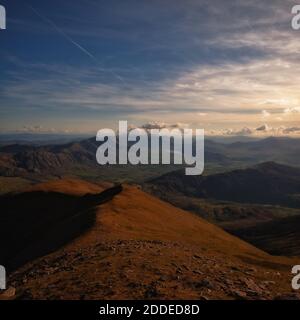 Kerry Mountains in epischen Lichtverhältnissen mit Wolken und Schatten Stockfoto