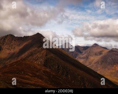 Kerry Mountains in epischen Lichtverhältnissen mit Wolken und Schatten Stockfoto