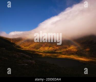 Kerry Mountains in epischen Lichtverhältnissen mit Wolken und Schatten Stockfoto