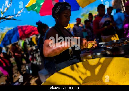 Eine Kolumbianerin bereitet vor der Arena von Corralejas, einem ländlichen Stierkampffest in Soplaviento, Kolumbien, gebratene Yuca-Teigbrötchen zu. Stockfoto