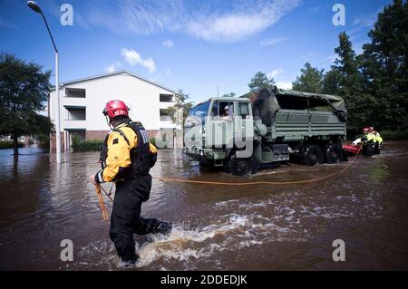 KEIN FILM, KEIN VIDEO, KEIN TV, KEINE DOKUMENTATION - Mitglieder des New Yorker Urban Search and Rescue Teams, zusammen mit Mitgliedern des N.C. Armee Nationalgarde, bereiten Sie sich auf die Evakuierung Bewohner in der Heritage in Fort Bragg Apartments in Spring Lake, N.C., Dienstag, 18. September 2018. Foto von Julia Wall/Raleigh News & Observer/TNS/ABACAPRESS.COM Stockfoto