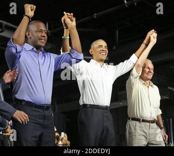 KEIN FILM, KEIN VIDEO, KEIN Fernsehen, KEIN DOKUMENTARFILM - von links, Andrew Gillum, demokratischer Kandidat für Gouverneur von Florida, ehemaliger Präsident Barack Obama und US-Senator Bill Nelson treffen sich während einer Wahlkampfveranstaltung in den Ice Palace Films Studios in Miami, FL, USA, am Freitag, 2. November 2018. Foto von Al Diaz/Miami Herald/TNS/ABACAPRESS.COM Stockfoto