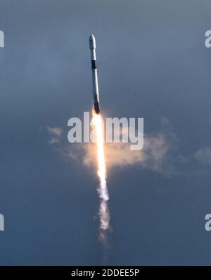 KEIN FILM, KEIN VIDEO, KEIN TV, KEINE DOKUMENTATION - der SpaceX Falcon 9 leuchtet eine Wolke auf, nachdem er sich von Pad 39-A in dieser Ansicht von Playalinda Beach, FL, USA, nördlich des Kennedy Space Center, Donnerstag, 15. November 2018, abhebt. Foto von Joe Burbank/Orlando Sentinel/TNS/ABACAPRESS.COM) Stockfoto
