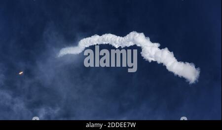 KEIN FILM, KEIN VIDEO, KEIN TV, KEINE DOKUMENTATION - der SpaceX Falcon 9 hinterlässt einen Kondensstreifen, nachdem er von Pad 39-A in dieser Ansicht von Playalinda Beach, FL, USA, nördlich des Kennedy Space Center, Donnerstag, 15. November 2018 abgehoben ist. Foto von Joe Burbank/Orlando Sentinel/TNS/ABACAPRESS.COM) Stockfoto