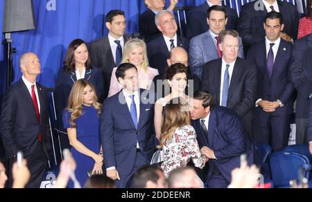 KEIN FILM, KEIN VIDEO, KEIN Fernsehen, KEIN DOKUMENTARFILM - First Lady Melania Trump küsst Florida Gouverneur Ron DeSantis, wie er von lokalen und staatlichen Politikern umgeben ist, bevor US-Präsident Donald Trump eine Rede im FIU-Ocean Bank Convocation Center am Montag, 18. Februar 2019 in Miami hielt. Foto von Charles Trainor Jr./Miami Herald/TNS/ABACAPRESS.COM Stockfoto