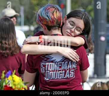 KEIN FILM, KEIN VIDEO, KEIN Fernsehen, KEINE DOKUMENTATION - Schüler umarmen Donnerstag, 14. Februar 2019, außerhalb der Marjory Stoneman Douglas High School in Parkland, FL, USA, nach der Zeremonie um 14:21 Uhr, um die Massenschießerei an der Schule zu markieren, die 17 Schüler und Lehrer am Valentinstag im letzten Jahr tötete. Foto von Charles Trainor Jr./Miami Herald/TNS/ABACAPRESS.COM Stockfoto