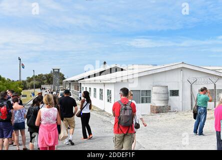 Besucher nehmen an einer Führung durch das Hochsicherheitsgefängnis auf Robben Island, Kapstadt, Südafrika Teil Stockfoto