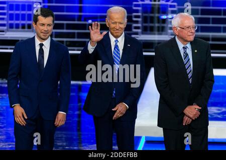 KEIN FILM, KEIN VIDEO, KEIN Fernsehen, KEIN DOKUMENTARFILM - die Präsidentschaftskandidaten der Demokraten, Bürgermeister von South Bend Pete Buttigieg, der ehemalige Vizepräsident Joe Biden und Senator Bernie Sanders (I-V.), spielen am Donnerstag, den 27. Juni 2019, im Adrienne Arsht Center for the Performing Arts in Miami, FL, USA, die Bühne. Für Tag 2 der ersten demokratischen Präsidentschaftsdebatten für die Wahlen 2020. Foto von Al Diaz/Miami Herald/TNS/ABACAPRESS.COM Stockfoto