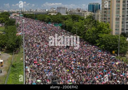 KEIN FILM, KEIN VIDEO, KEIN Fernsehen, KEINE DOKUMENTATION - Tausende von Puerto Ricanern marschieren auf der Schnellstraße Las Americas und fordern den Rücktritt des Gouverneurs von Puerto Rico Ricardo 'Ricky' Antonio Rossello Nevares nach der Veröffentlichung von durchgesickerten privaten Chats am Montag, den 22. Juli 2019. Foto von Pedro Portal/Miami Herald/TNS/ABACAPRESS.COM Stockfoto